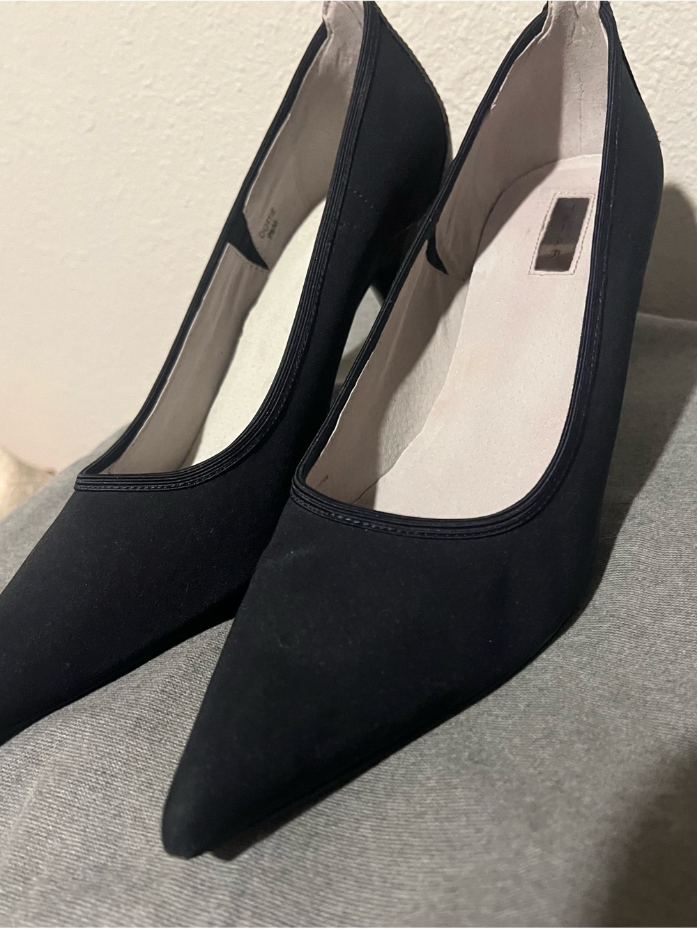 Tahari Black Classic Pumps sz 9.5